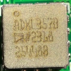 Low noise 3-axis MEMS accelerometer
