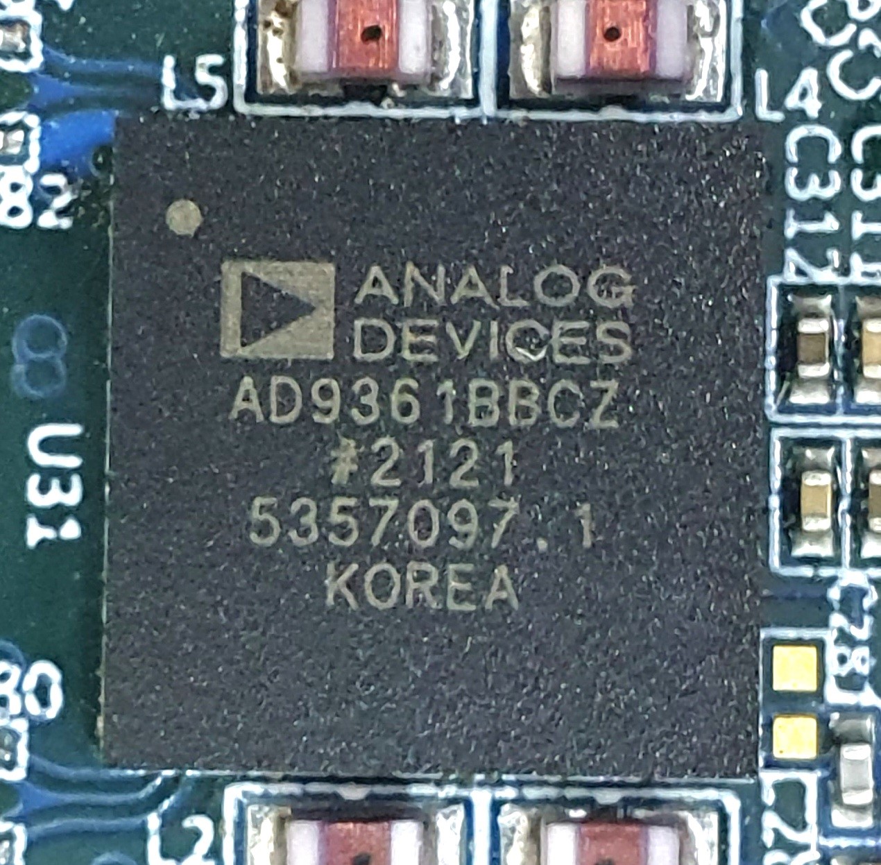  2×2 RF transceiver with built-in 12-bit DAC and ADC