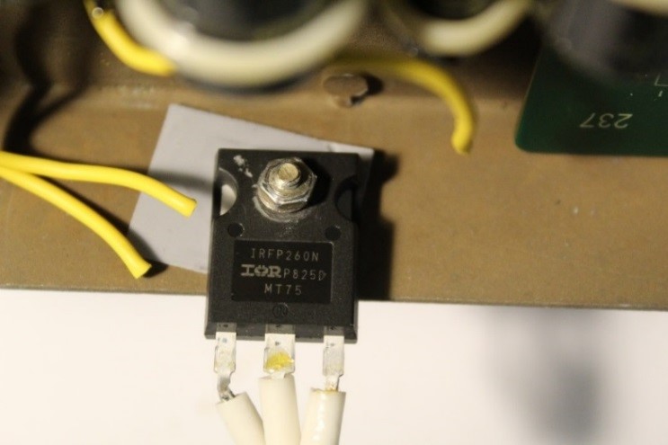  MOSFET type transistor