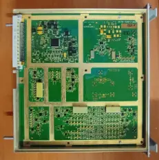 Integrated microcircuit for the distribution of the clock frequency