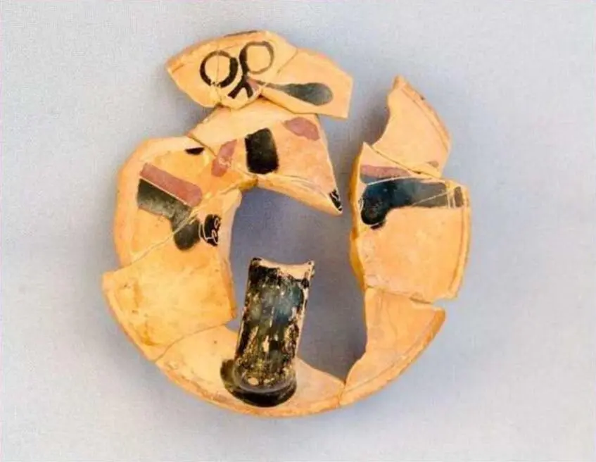 Fragments of a black-figured lekythos