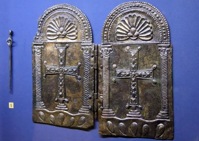 Diptych depicting the cross on Golgotha