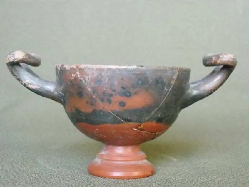 Black-glazed clay kilik