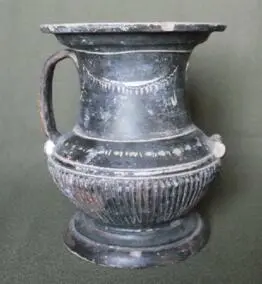 Black-glazed table amphora