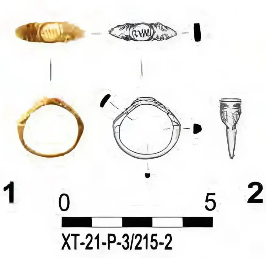 Gold ring with RVM monogram