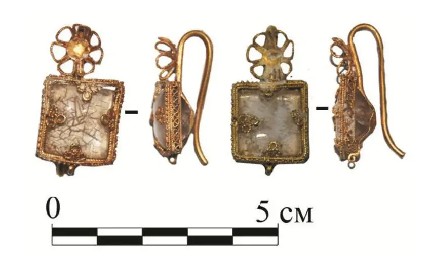 Earrings from dyurbe with plinth vault