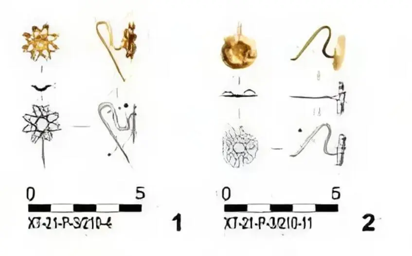 Gold earrings in the form of flowers (Photo 256)